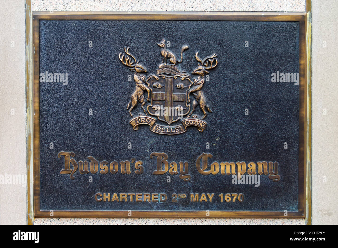 Hudson's Bay Company logo con stemma e 'Pro pelle cutem' motto in rilievo su una piastra di metallo. Victoria, B.C., Canada. Foto Stock