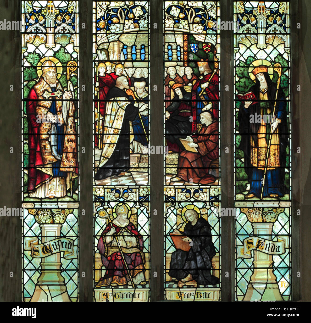 St.Wilfrid, Arcivescovo Theodore, venerato Beda, San Hilda, vetrate di J. Powell & Figlio, 1900, Blakeney, Norfolk Foto Stock