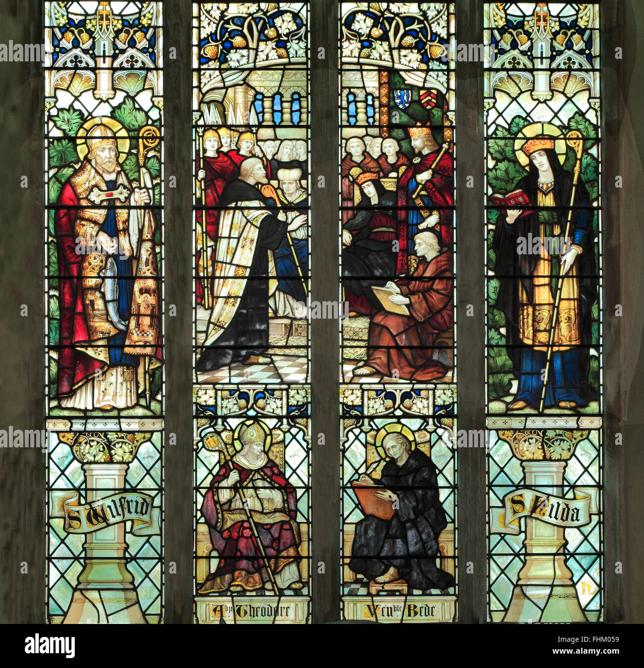 St.Wilfrid, Arcivescovo Theodore, venerato Beda, San Hilda, vetrate di J. Powell & Figlio, 1900, Blakeney, Norfolk Foto Stock
