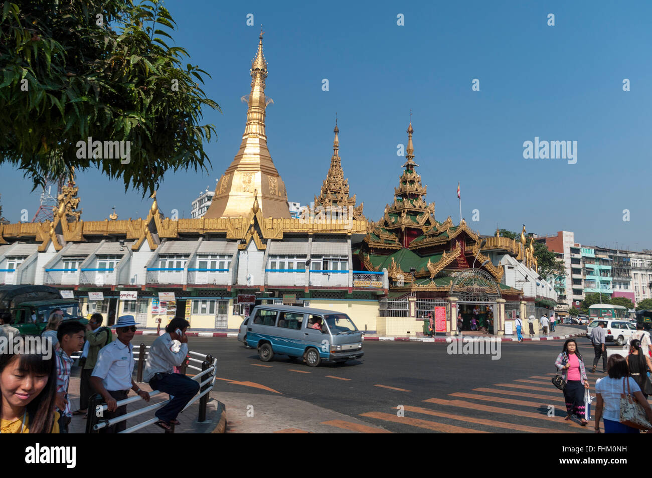 Sule Pagoda di Yangon (Rangoon), Myanmar (Birmania), che si vede attraverso una strada, dalla direzione sud-est. Foto Stock
