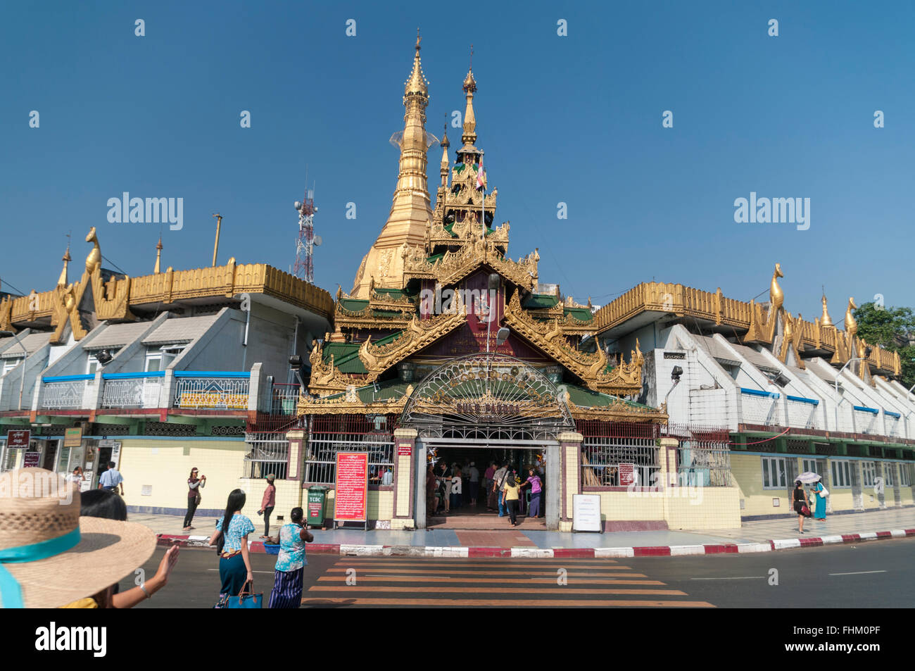 Ingresso orientale della Sule Pagoda di Yangon (Rangoon), Myanmar (Birmania). Foto Stock
