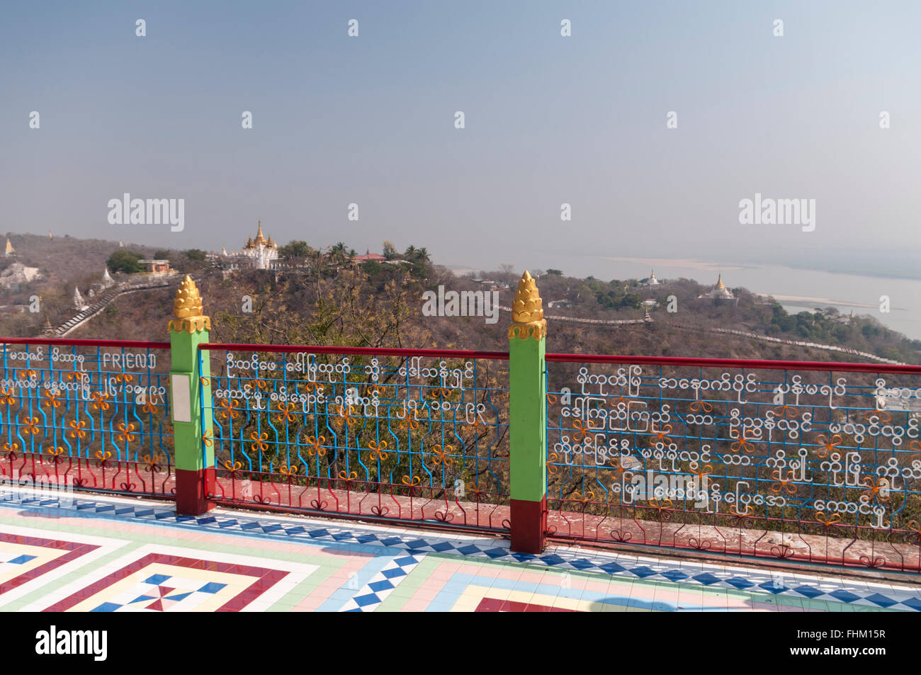 Vista su Sagaing da una terrazza di presto Oo Ponya Shin Pagoda, con colorate piastrelle per pavimento. Sagaing, Myanmar (Birmania). Foto Stock