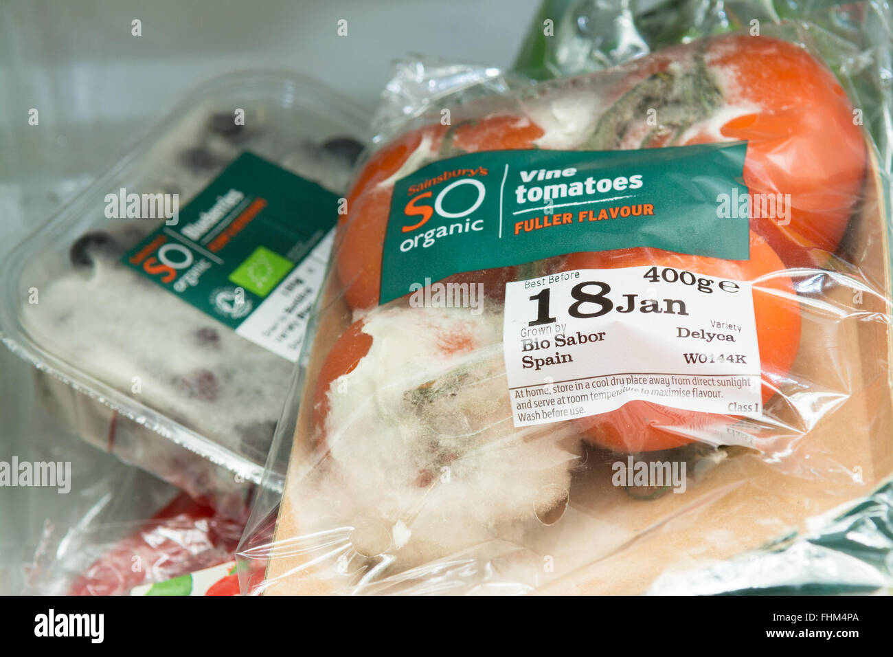 Al di fuori del data organico cibo fresco in frigo Foto Stock