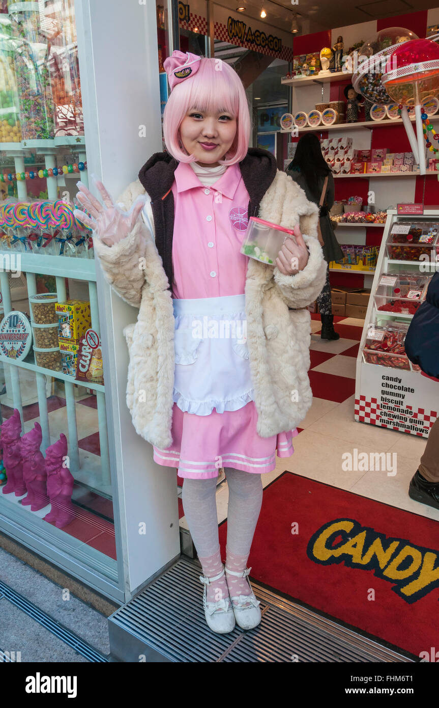 Ragazza la vendita di caramelle, Takeshita Street, Harajuku, Tokyo, Giappone Foto Stock