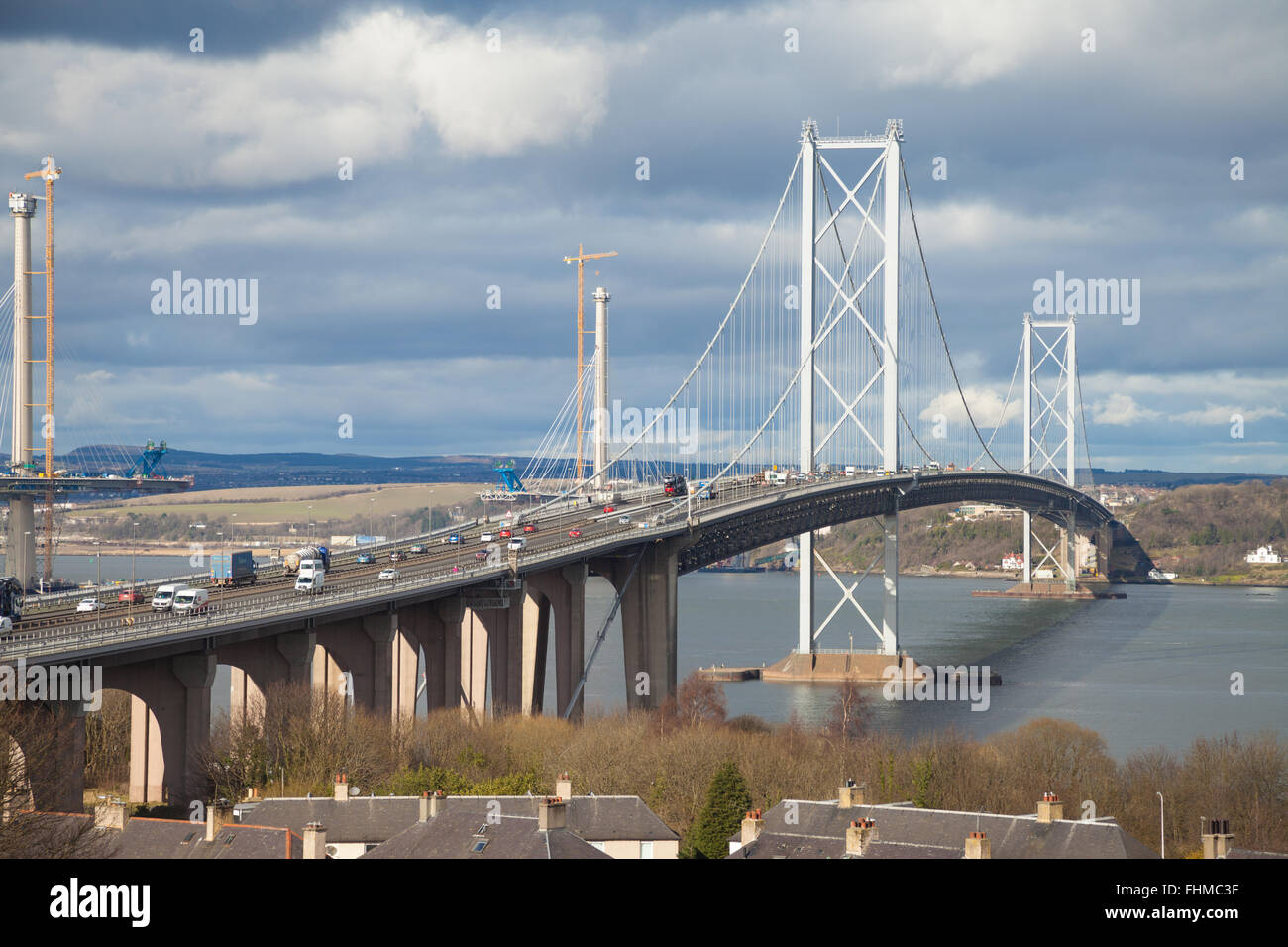 Il Forth Road Bridge con il nuovo Queensferry attraversando essendo costruito dietro nei pressi di Edimburgo visto da South Queensferry, Scozia. Foto Stock