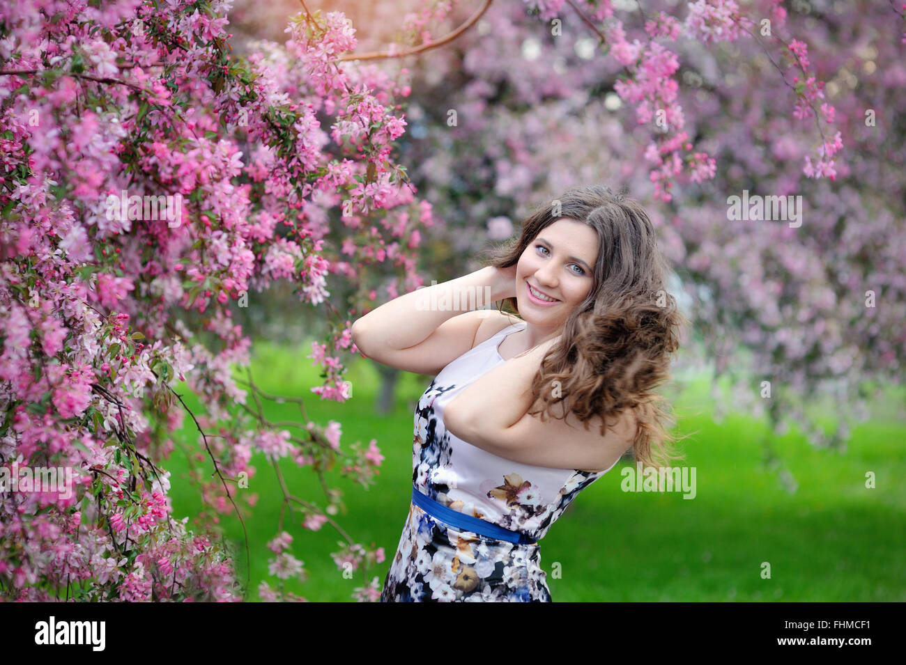 Bella ragazza nel giardino di primavera Foto Stock