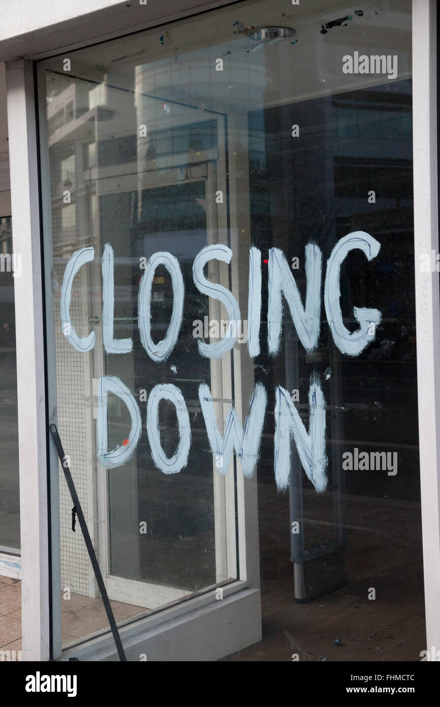 Segni di recessione Edinburgh, vetrina della chiusura di segni. Foto Stock