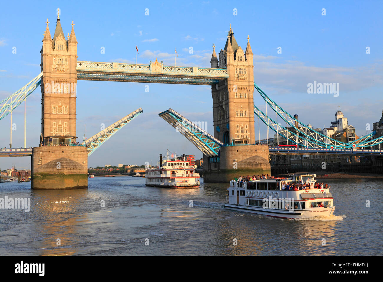 Tower Bridge aperto per consentire il passaggio di imbarcazioni da diporto al tramonto, sul fiume Tamigi, Londra, Inghilterra, Gran Bretagna Foto Stock