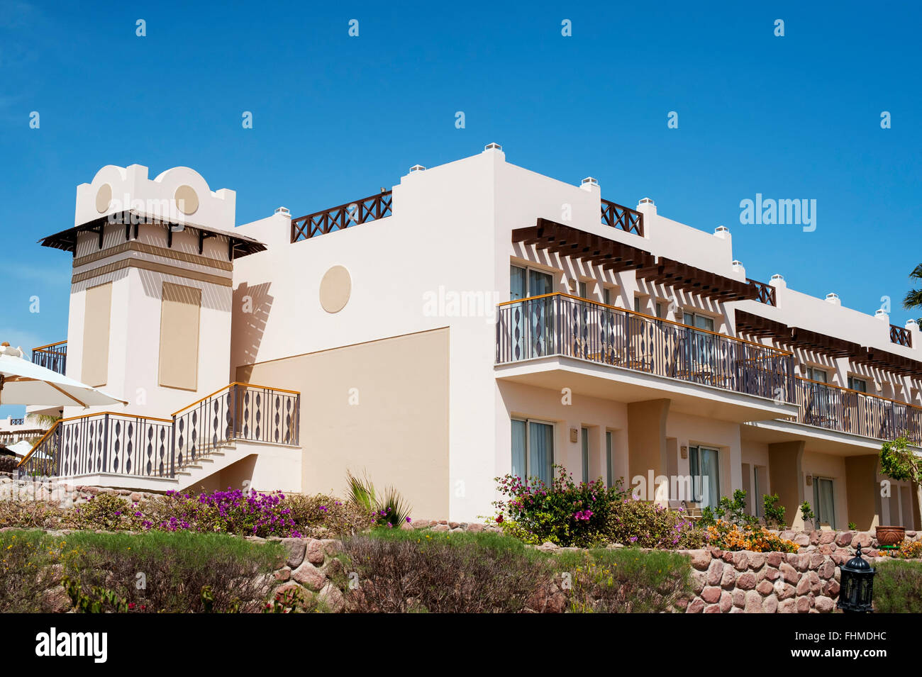 Moderno blocco di appartamenti contro un cielo blu Foto Stock