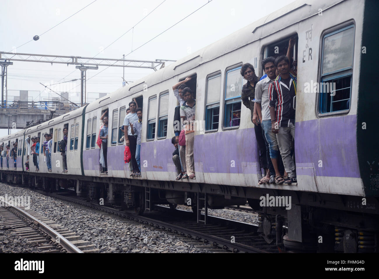 Kolkata, India. Il 25 febbraio, 2016. Ministro Suresh Prabhu presenta il bilancio ferroviario 2016 in Lok Sabha. Non vi è alcun cambiamento nelle tariffe passeggeri e tassi di nolo nel bilancio ferroviario 2016-17 in India. © Saikat Paolo/Pacific Press/Alamy Live News Foto Stock