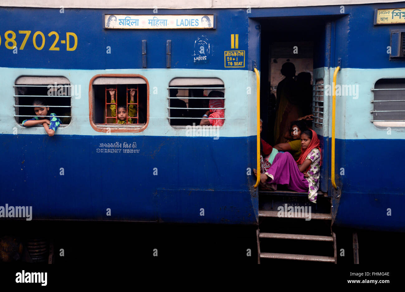 Kolkata, India. Il 25 febbraio, 2016. Ferrovia Ministro dare particolare attenzione sulla sicurezza delle donne e del contingente. Ministro Suresh Prabhu presenta il bilancio ferroviario 2016 in Lok Sabha. Non vi è alcun cambiamento nelle tariffe passeggeri e tassi di nolo nel bilancio ferroviario 2016-17 in India. © Saikat Paolo/Pacific Press/Alamy Live News Foto Stock