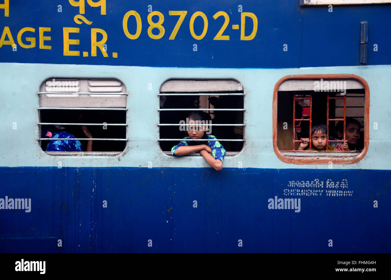 Kolkata, India. Il 25 febbraio, 2016. Ministro Suresh Prabhu presenta il bilancio ferroviario 2016 in Lok Sabha. Non vi è alcun cambiamento nelle tariffe passeggeri e tassi di nolo nel bilancio ferroviario 2016-17. Ferrovia Ministro dare particolare attenzione sulla sicurezza delle donne e del contingente. © Saikat Paolo/Pacific Press/Alamy Live News Foto Stock