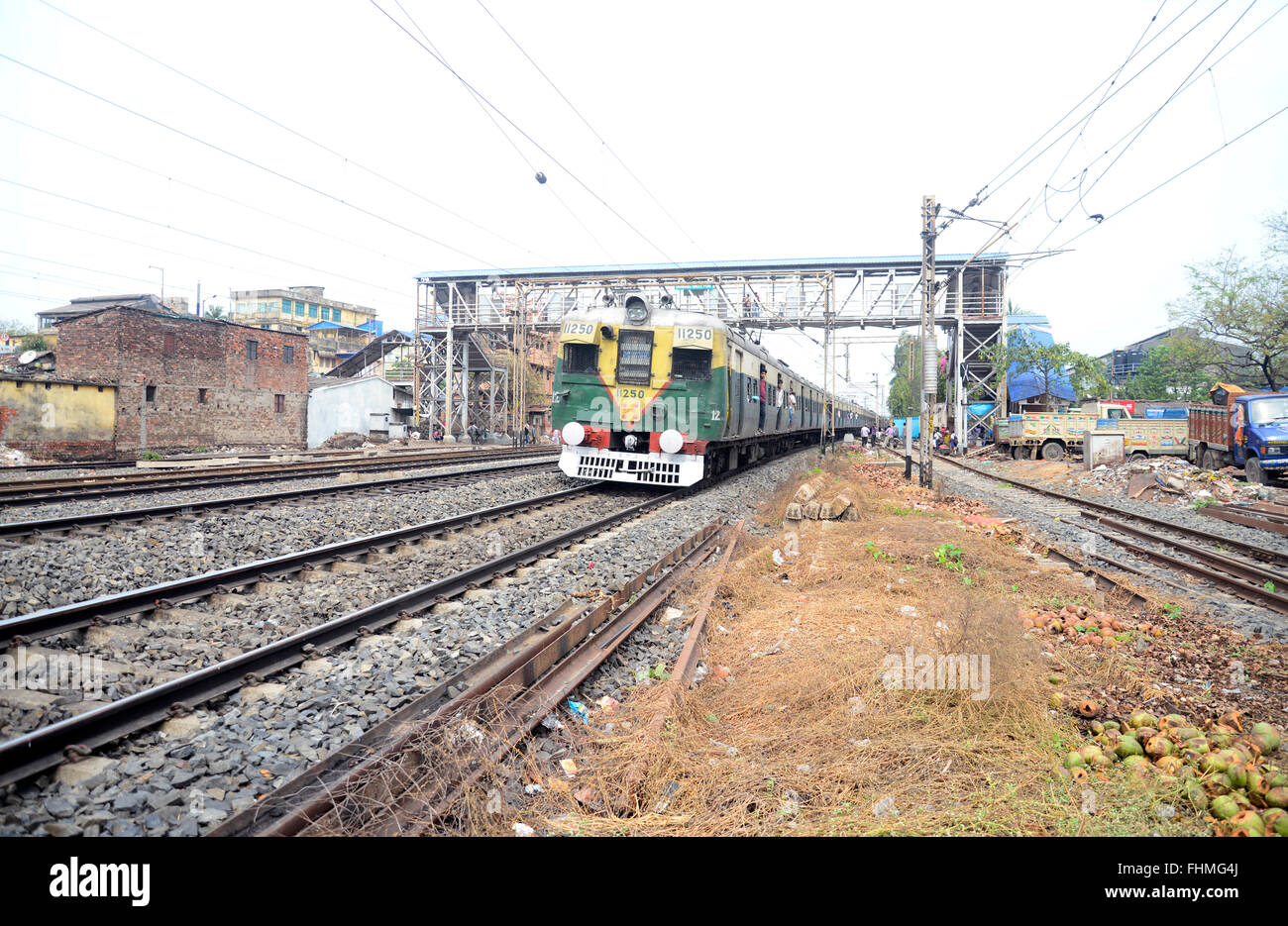 Kolkata, India. Il 25 febbraio, 2016. Ministro Suresh Prabhu presenta il bilancio ferroviario 2016 in Lok Sabha. Non vi è alcun cambiamento nelle tariffe passeggeri e tassi di nolo nel bilancio ferroviario 2016-17. © Saikat Paolo/Pacific Press/Alamy Live News Foto Stock