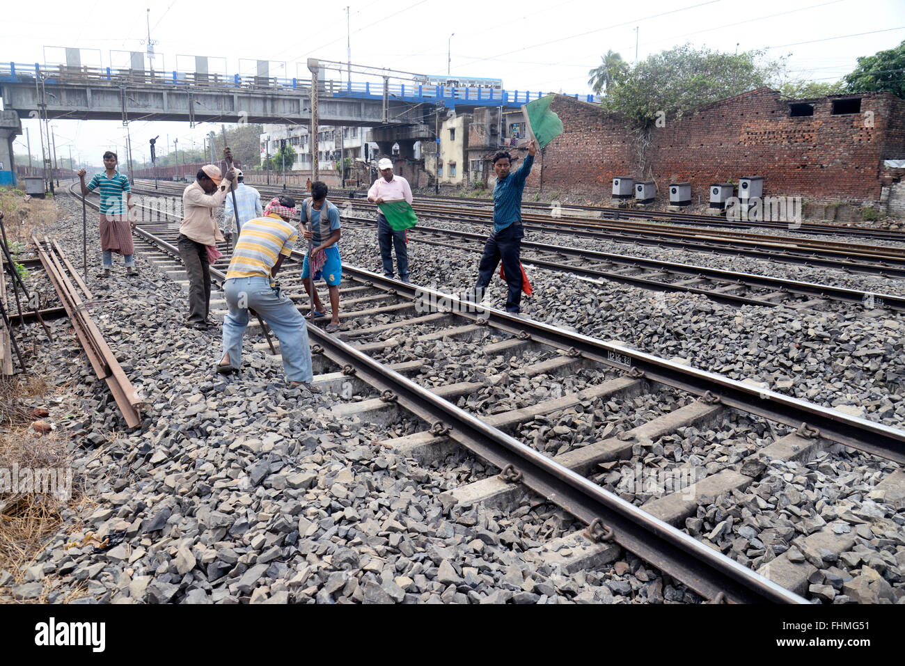 Kolkata, India. Il 25 febbraio, 2016. Dipendenti delle ferrovie occupato per mantenere l'infrastruttura.Ministro Suresh Prabhu presenta il bilancio ferroviario 2016 in Lok Sabha. Non vi è alcun cambiamento nelle tariffe passeggeri e tassi di nolo nel bilancio ferroviario 2016-17 in India. © Saikat Paolo/Pacific Press/Alamy Live News Foto Stock