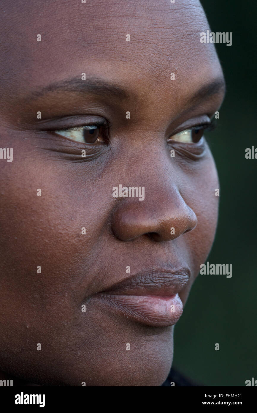 Donna keniota, tribù Kalenjin,l'Kalenjin sono un nilotica gruppo etnico che abitano la Rift Valley Provincia in Kenya. Foto Stock
