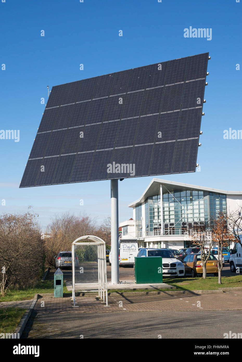 Grandi freestanding automatizzato pannello solare array nel parcheggio della seconda Solar Ltd, Sunderland, North East England, Regno Unito Foto Stock