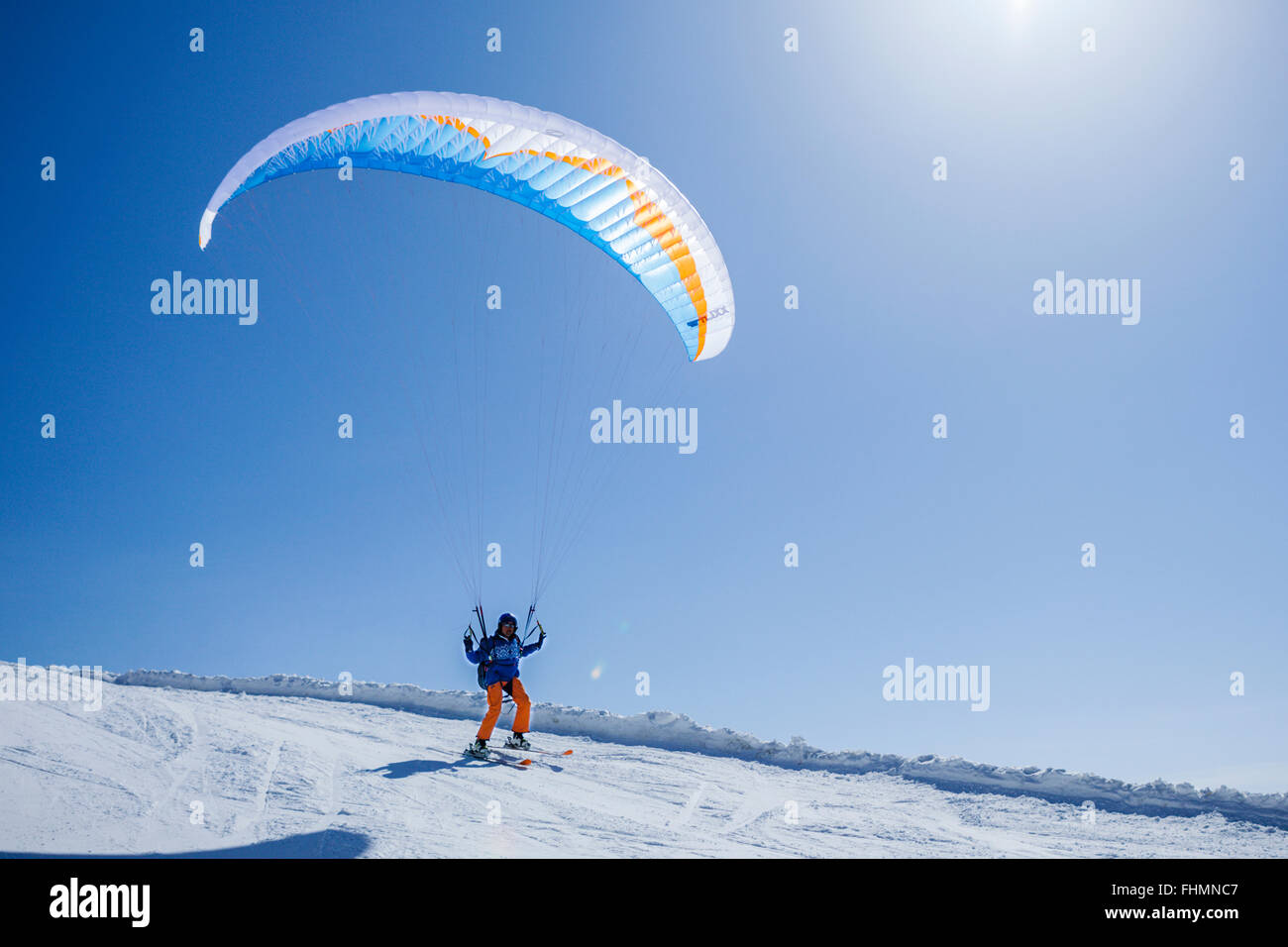 Parapendio decollo con sci, Silvretta, Area sciistica Ischgl, Tirolo, Austria Foto Stock