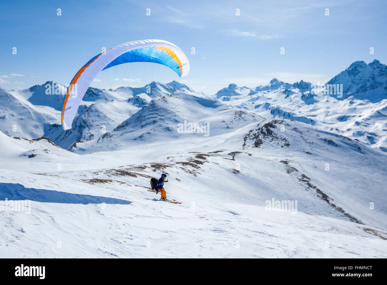 Parapendio decollo con sci, Silvretta, Area sciistica Ischgl, Tirolo, Austria Foto Stock