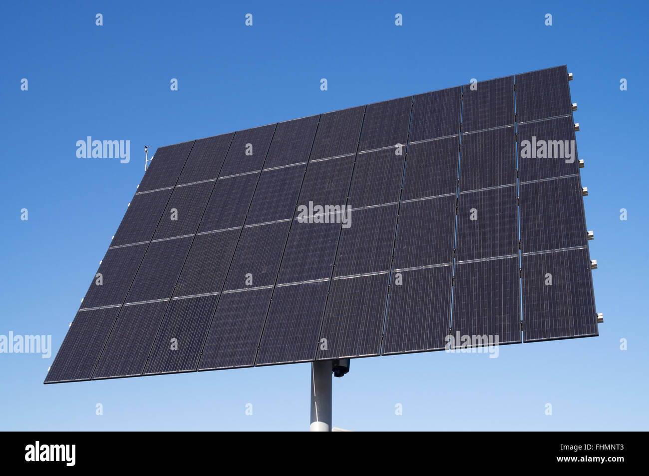 Grandi freestanding automatizzato pannello solare array, Sunderland, North East England, Regno Unito Foto Stock
