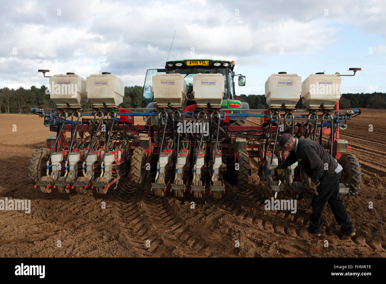 Farmworker preparare un trapano di precisione a cucire CAROTA Sementi, Wantisden, Suffolk, Regno Unito. Foto Stock