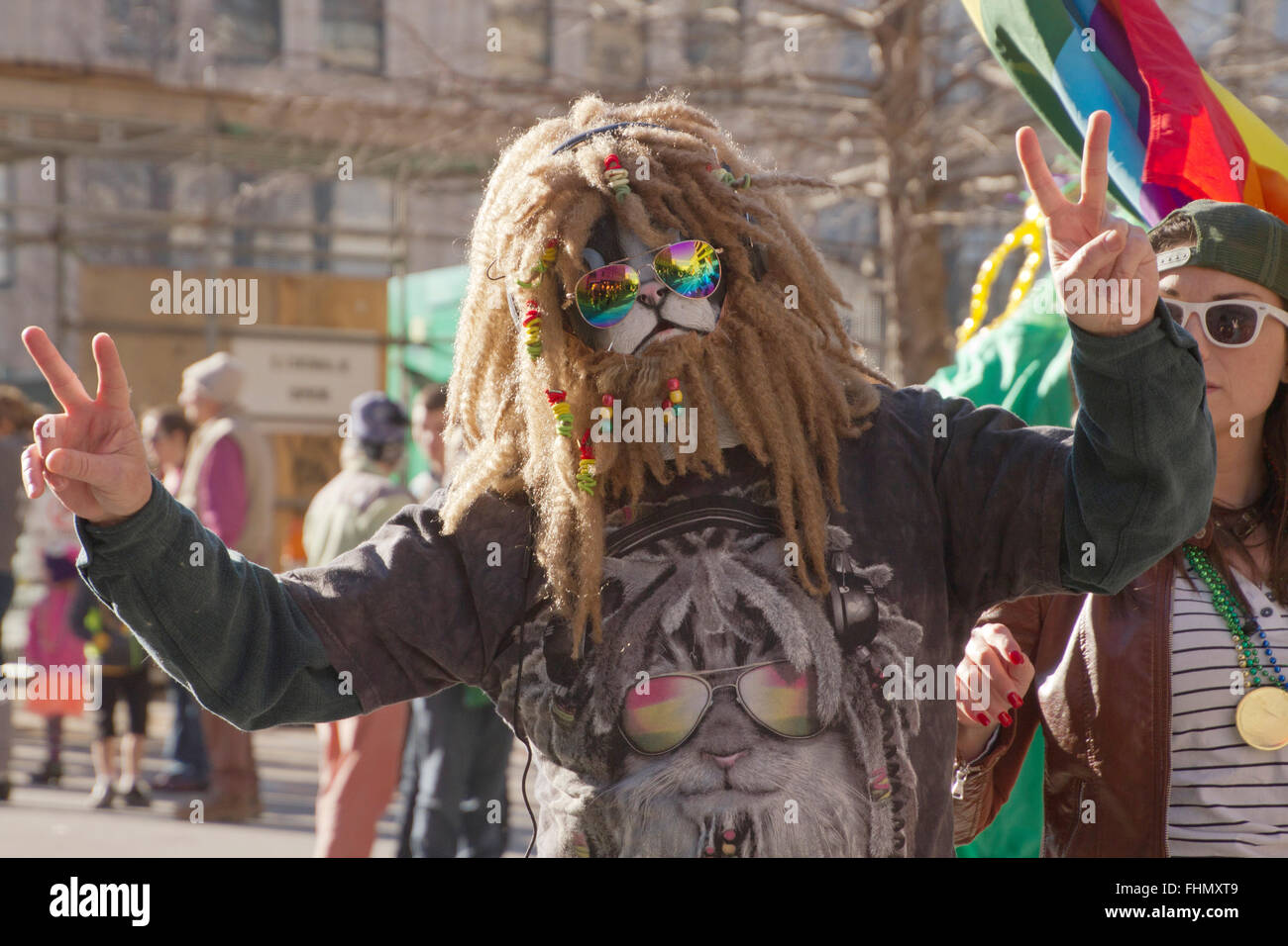 Asheville, North Carolina, Stati Uniti d'America - 7 Febbraio 2016: un irsuto wookie come bestia in una t-shirt con una foto di sé stesso su di esso, perline Foto Stock