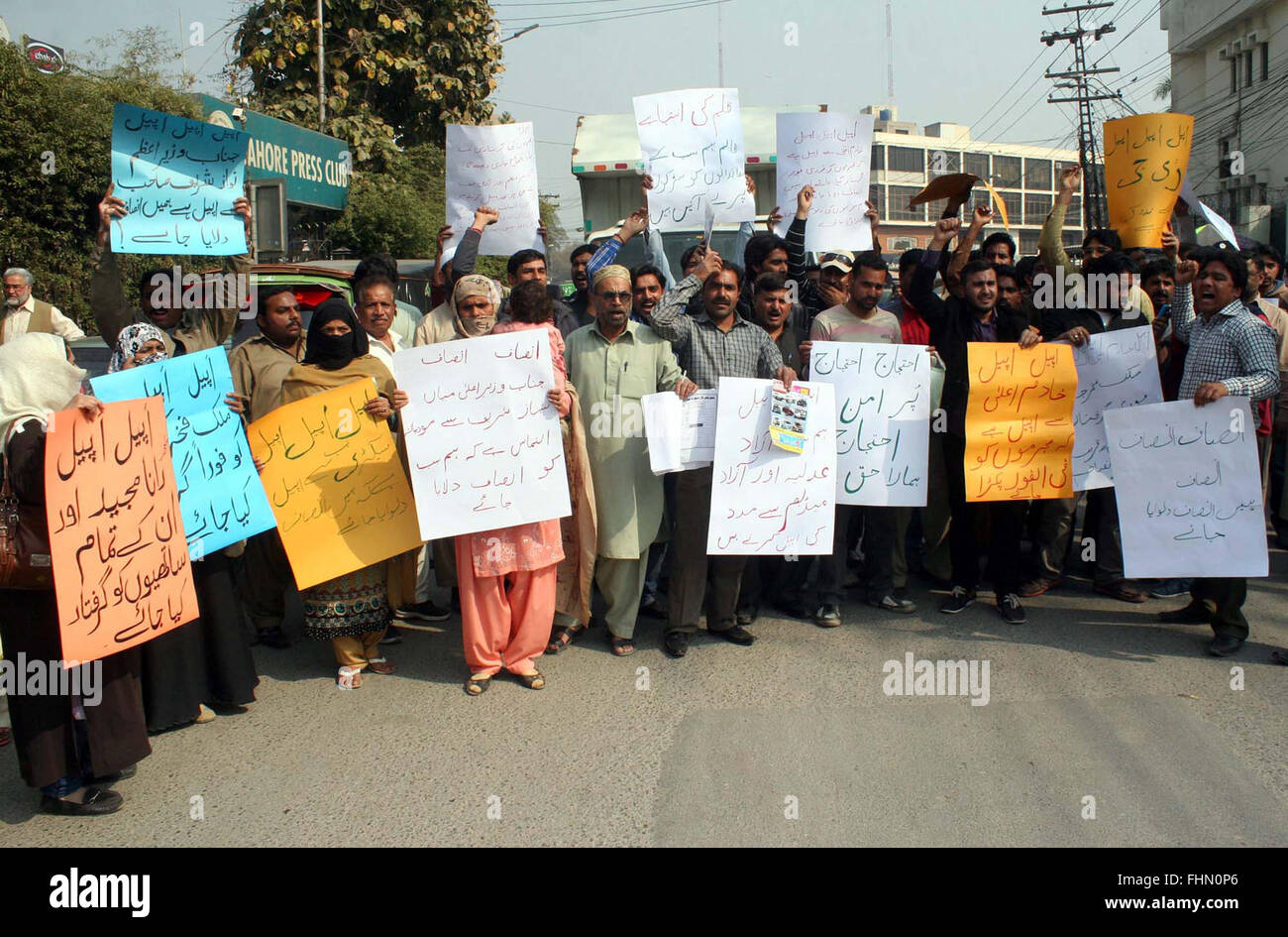 I residenti di Lahore protestano contro le frodi finanziarie in auto e ciclo motore finanziatrice, durante la manifestazione svoltasi a Lahore press club il giovedì, 25 febbraio 2016. Foto Stock