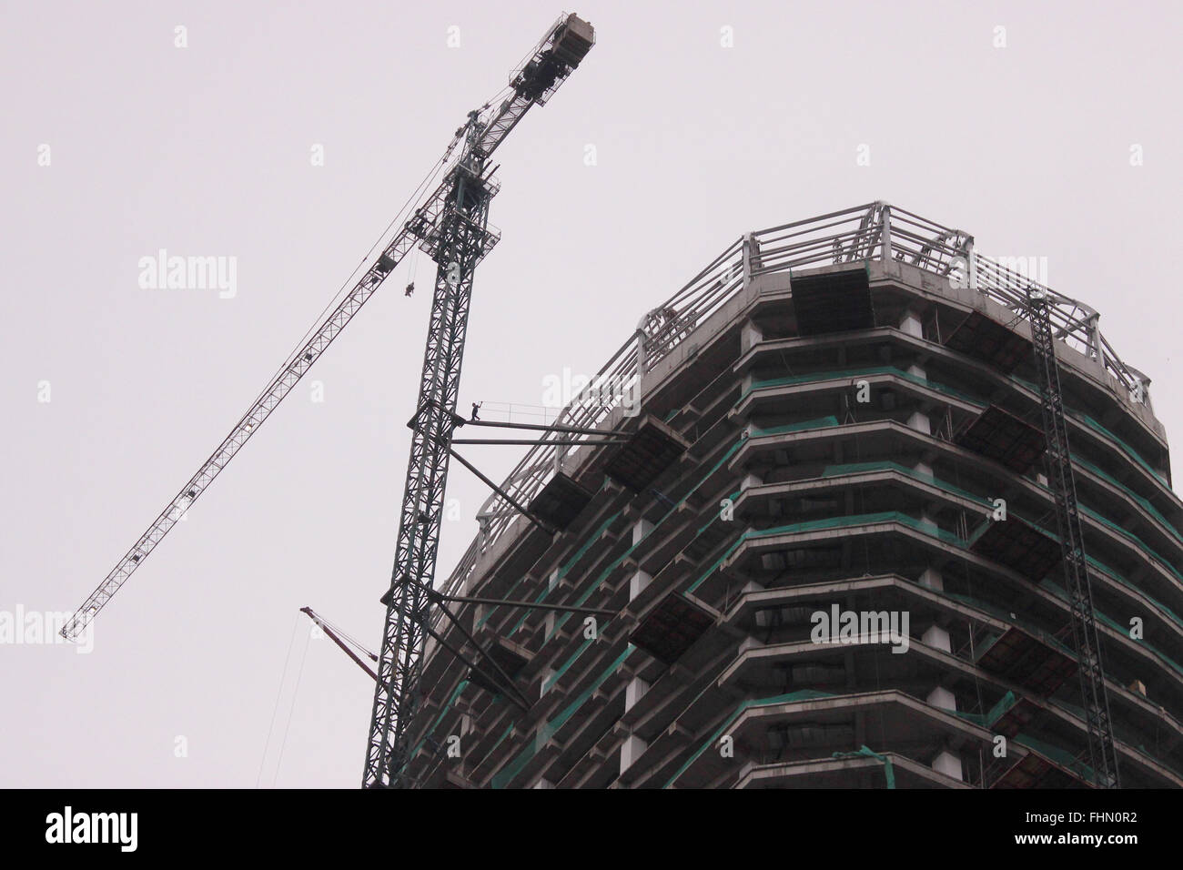 Jakarta, Indonesia. Il 22 febbraio, 2016. Un edificio nella zona del sud di Jakarta, Indonesia. Secondo il capo del capitale di investimento scheda di coordinamento BKPM Franky Sibarani 20 aziende hanno sfruttato il permesso di investimento servizio 3 ore che hanno favorito gli investimenti del valore di RP 54 trilioni di assorbimento pianificata del lavoro intorno a 15939. © Sutrisno Jambul/Pacific Prees/Alamy Live News Foto Stock