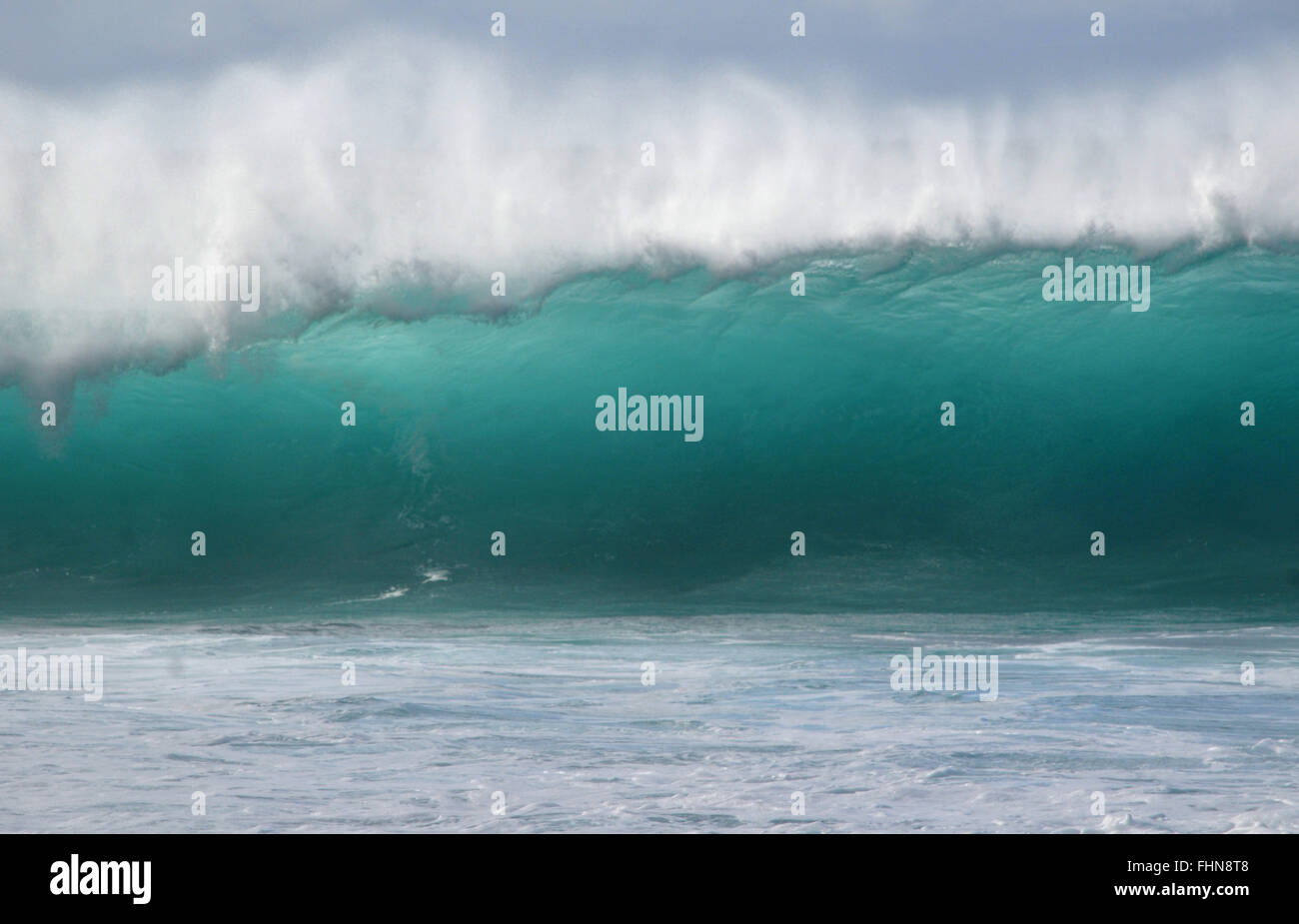 Perfetta onda gigante nella pipeline, Ehukai Beach, North Shore di Oahu, Hawaii, STATI UNITI D'AMERICA Foto Stock