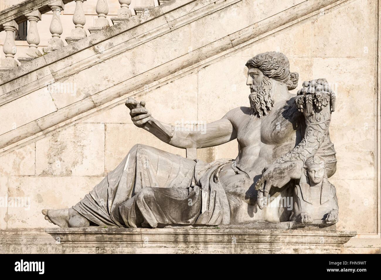 Antico romano statua raffigurante il dio del fiume Nilo. Situato nella Piazza del Campidoglio a Roma, Italia, quarto secolo. Foto Stock
