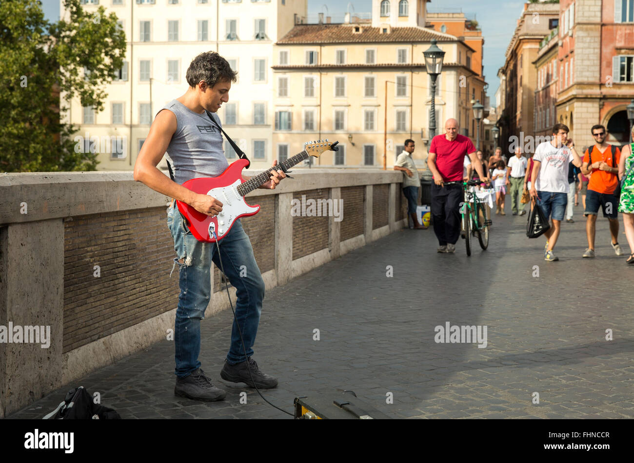 Un esecutore di strada divertente per turisti e gente del posto sul Ponte Sisto ponte di Roma, Italia. Foto Stock