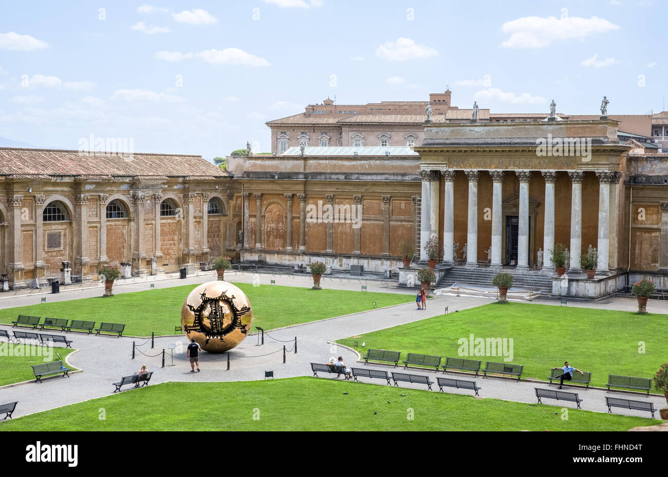 Cortile del Belvedere in Vaticano che contiene la sfera entro una sfera scultura di Arnaldo Pomodoro. Foto Stock
