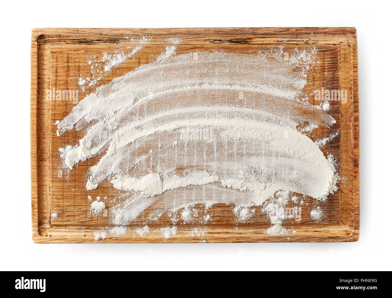 Farina bianca sul tagliere di legno, isolato su sfondo bianco Foto Stock