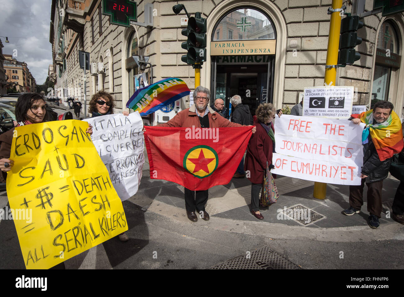 Roma, Italia. Il 25 febbraio, 2016. Protesta di nessuna guerra rete, vicino ambasciata turca, contro la politica terroristica di Erdogan, che supporta Daesh, uccide i curdi, egli mette i giornalisti in carcere, uccide gli avversari e contro il ruolo criminale di Saud in Siria e Yemen. Roma, Italia. © Andrea Ronchini/Pacific Press/Alamy Live News Foto Stock