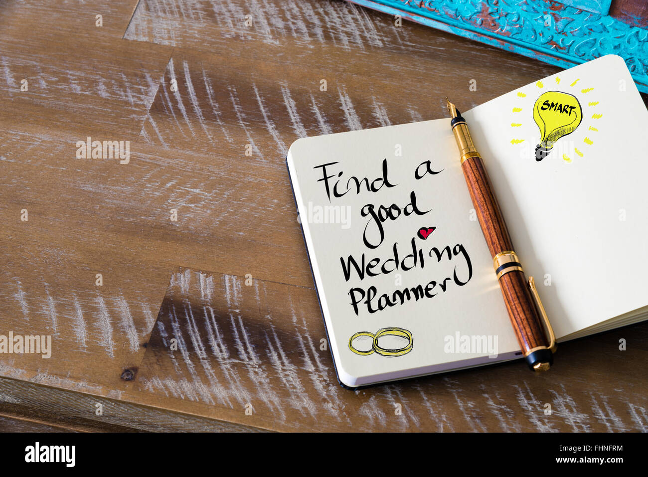 Il concetto di Business immagine con testo scritto a mano di trovare un buon WEDDING PLANNER, copia dello spazio disponibile, lampadina come idea intelligente Foto Stock