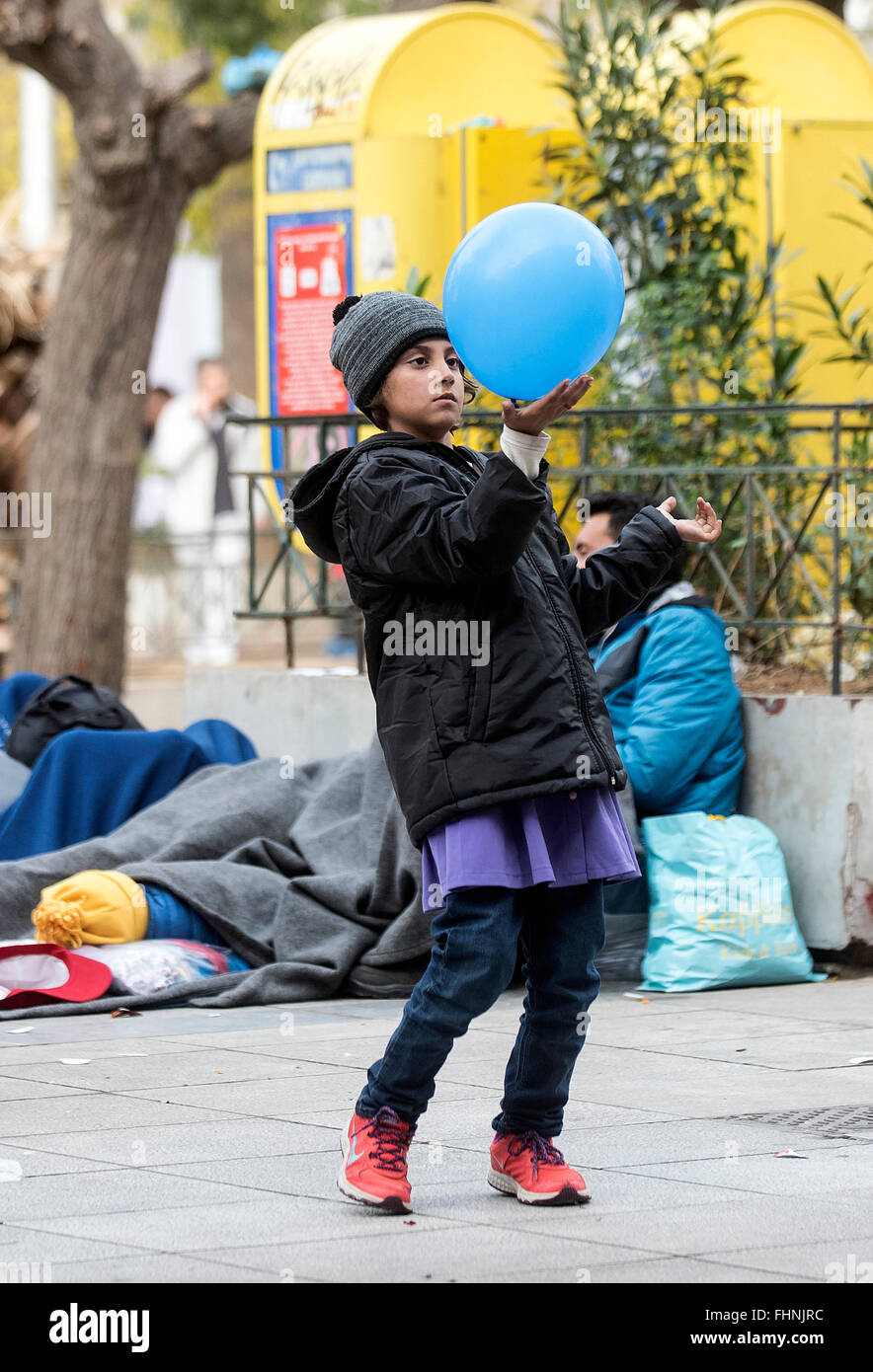 Atene, Grecia. 24 Febbraio, 2016. I migranti afghani attendere in Victoria Square nel centro di Atene, Grecia, 24 febbraio 2016. Rifugiati dell Afghanistan che erano in greco - EX REPUBBLICA IUGOSLAVA DI MACEDONIA punto di attraversamento sono state trasferite di nuovo ad Atene come gli afgani non sono più considerati profughi dalla ex Repubblica iugoslava di Macedonia di autorità. Più di 2.100 migranti arrivati giovedì al Pireo dalle isole greche. Credito: Elias Verdi/ Alamy Live News Foto Stock