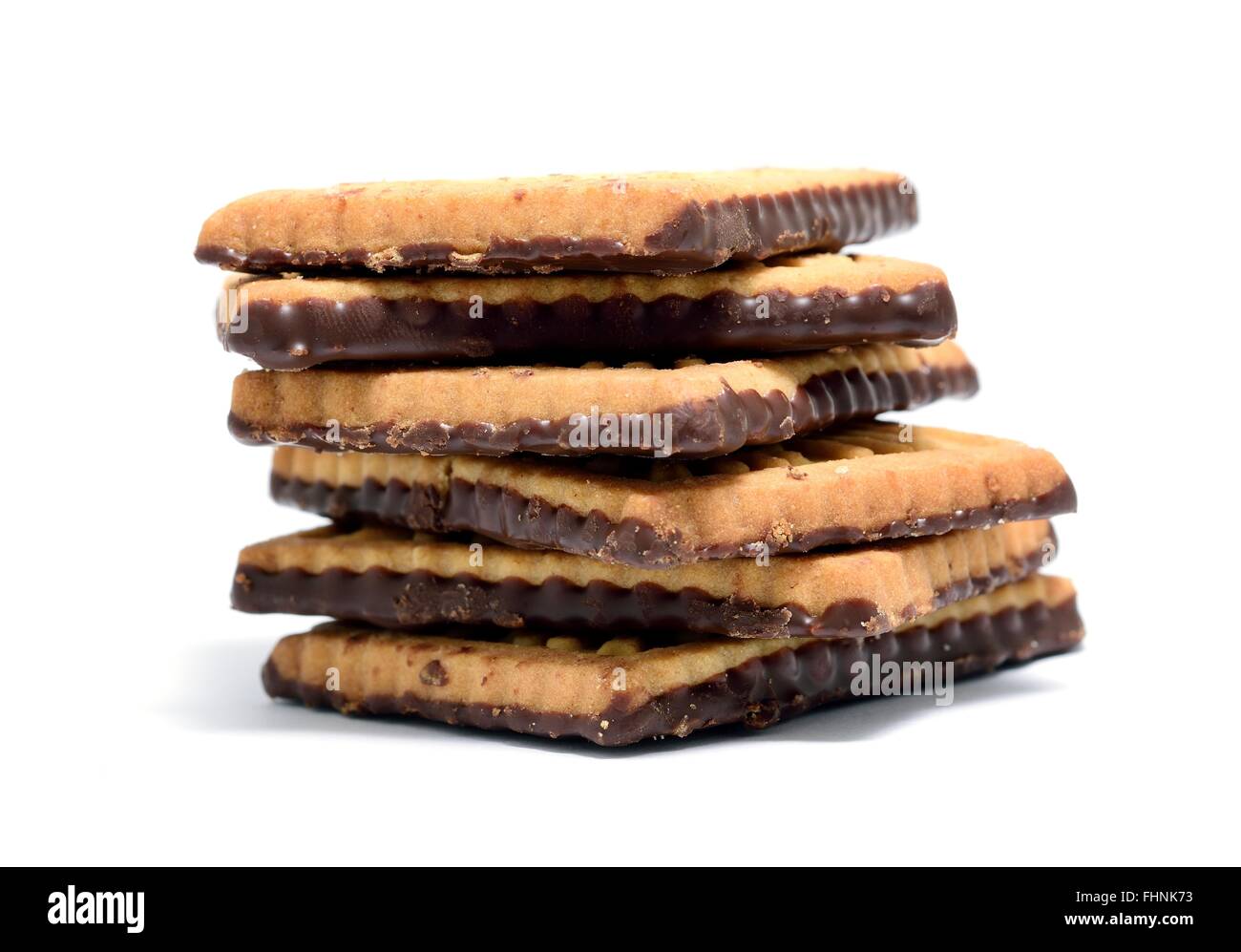 Pila di biscotti al burro con il cioccolato fondente topping su uno sfondo bianco. Foto Stock