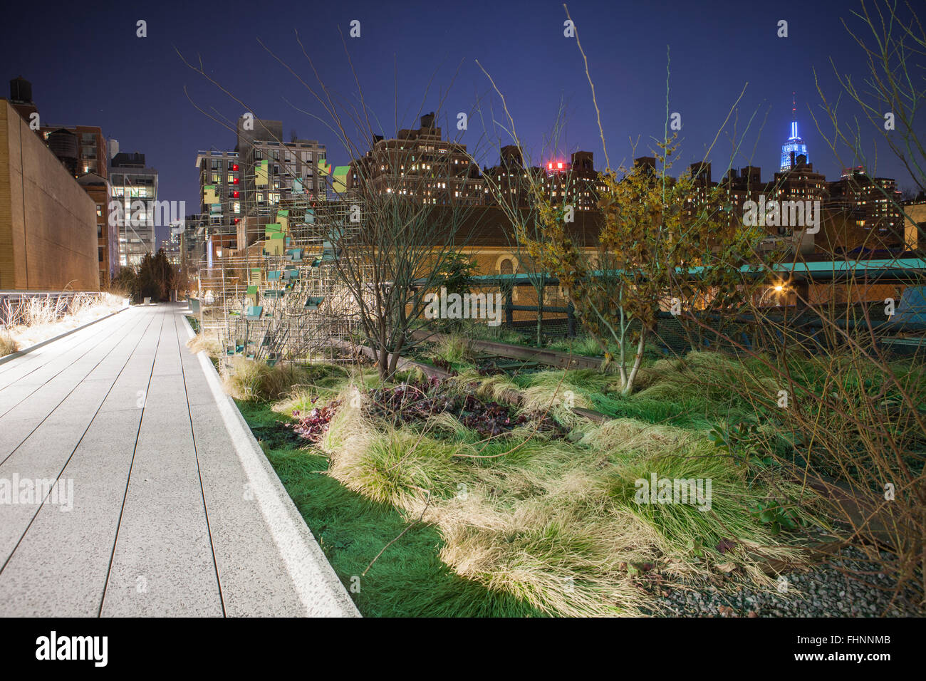 Camminando lungo la linea alta in New York City di notte Foto Stock