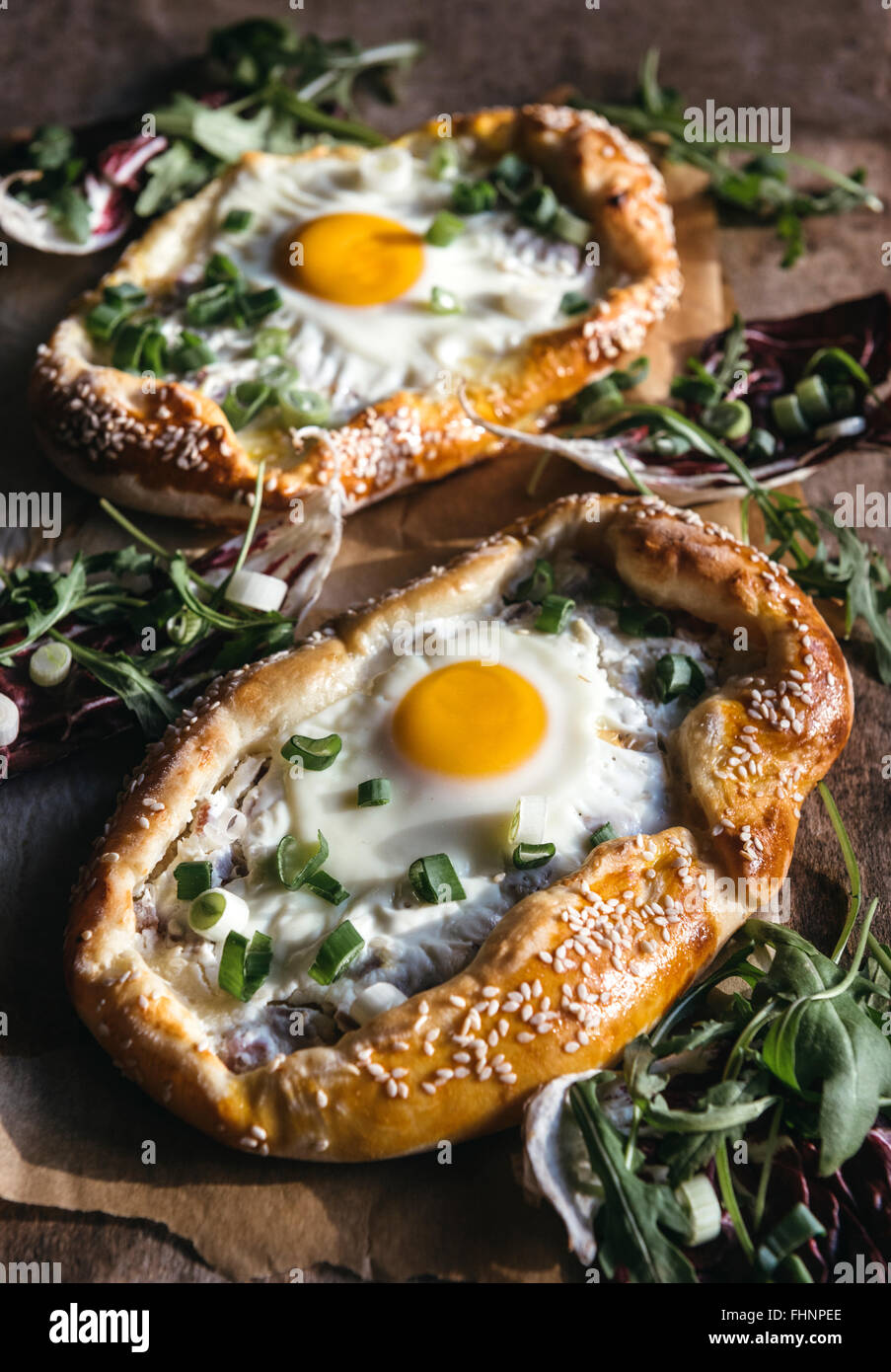 Uova fritte nel mini pizza,fuoco selettivo Foto Stock