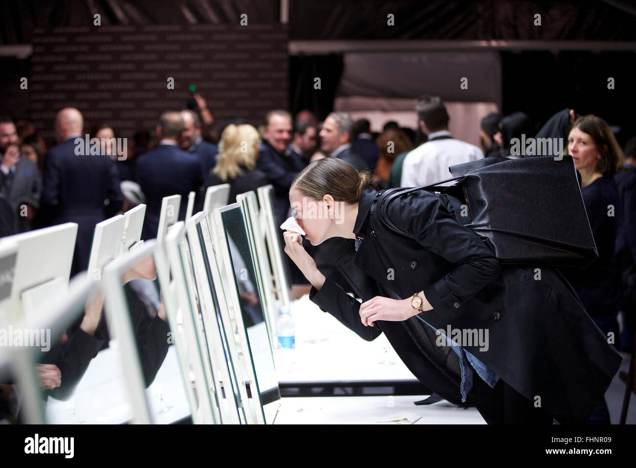 Milano, Italia. Il 25 febbraio, 2016. Un modello pulisce il suo trucco al backstage dopo l'Anteprima mostra durante la settimana della moda milanese Autunno/Inverno 2016/17 in Italia, a Milano, Febbraio 25, 2016. © Jin Yu/Xinhua/Alamy Live News Foto Stock