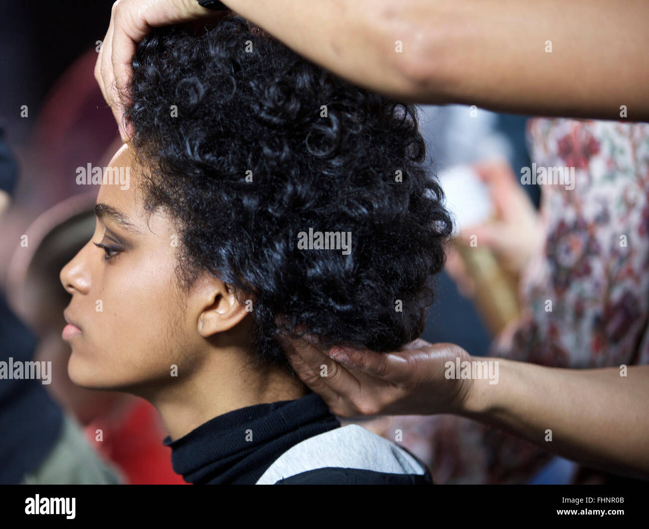 Milano, Italia. Il 25 febbraio, 2016. Un modello ha il suo stile di capelli al dietro le quinte prima che l'Anteprima mostra durante la settimana della moda milanese Autunno/Inverno 2016/17 in Italia, a Milano, Febbraio 25, 2016. © Jin Yu/Xinhua/Alamy Live News Foto Stock