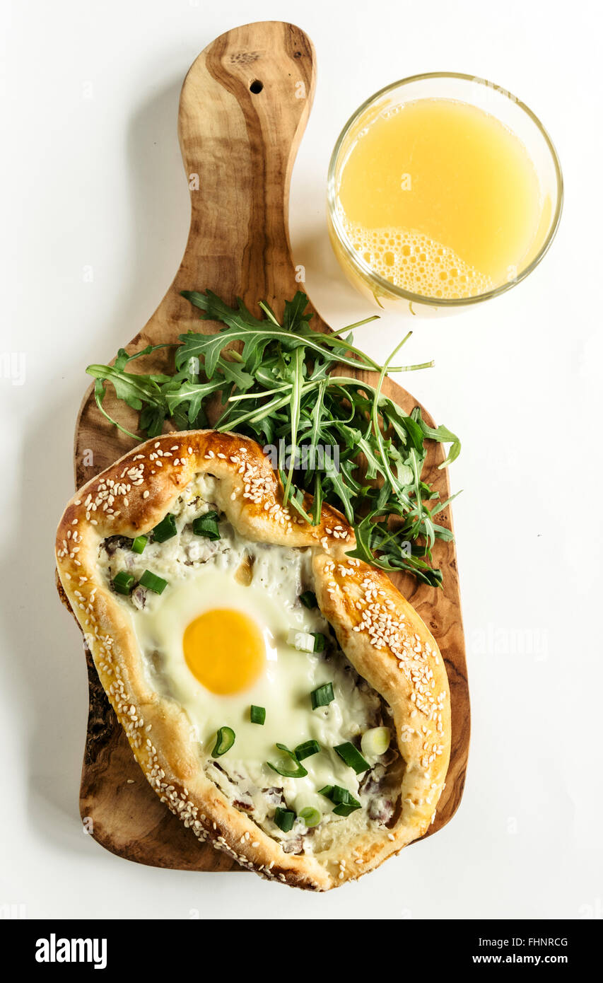 Mini pizza e succo di arancia su bianco bakcground Foto Stock