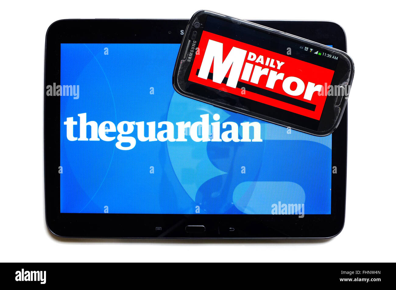 I loghi del Guardian e il Daily Mirror quotidiani visualizzati sugli schermi di un tablet e uno smartphone. Foto Stock