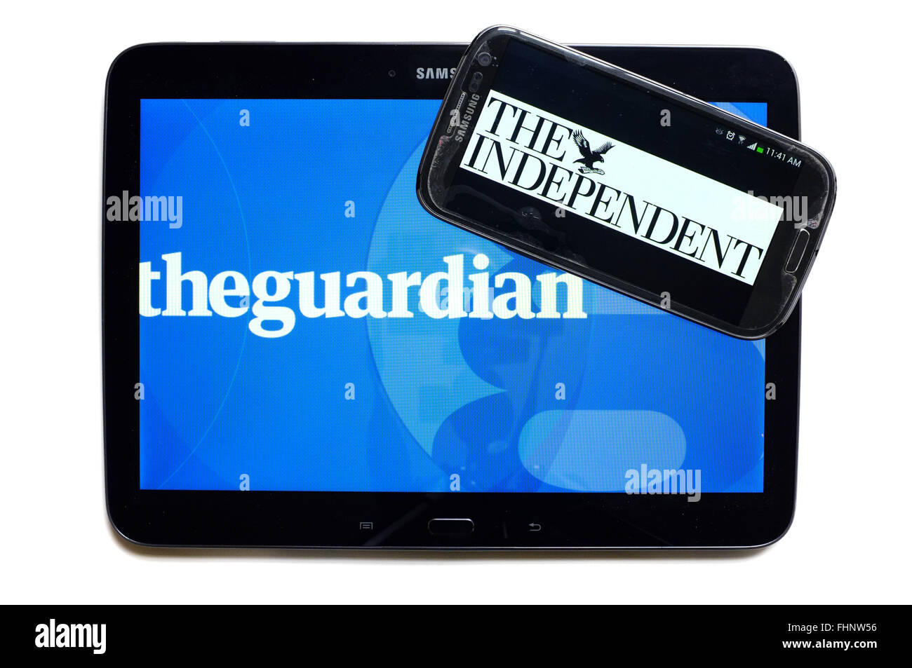 Il logos di custode e i giornali indipendenti visualizzati sugli schermi di un tablet e uno smartphone. Foto Stock