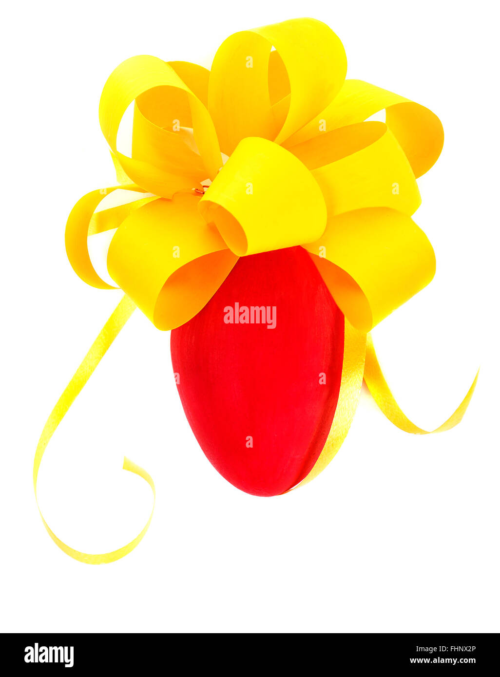 Primo piano della bella rossa disegno uovo con la festosa prua giallo isolato su sfondo bianco, simbolo della tradizione della Pasqua Foto Stock