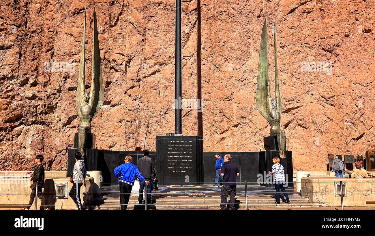 I turisti visualizza l'angelo statue lungo un marciapiede alla Diga di Hoover Foto Stock