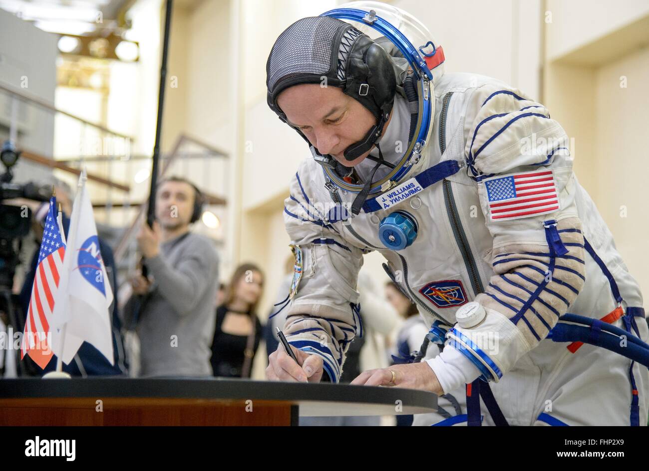 Star City, Russia. Il 25 febbraio 2016. Stazione Spaziale Internazionale Expedition 47 astronauta americano Jeff Williams segni documenti durante la finale degli esami di qualifica al Gagarin Cosmonaut Training Center, 25 febbraio 2016 nella città delle stelle, Russia. Foto Stock
