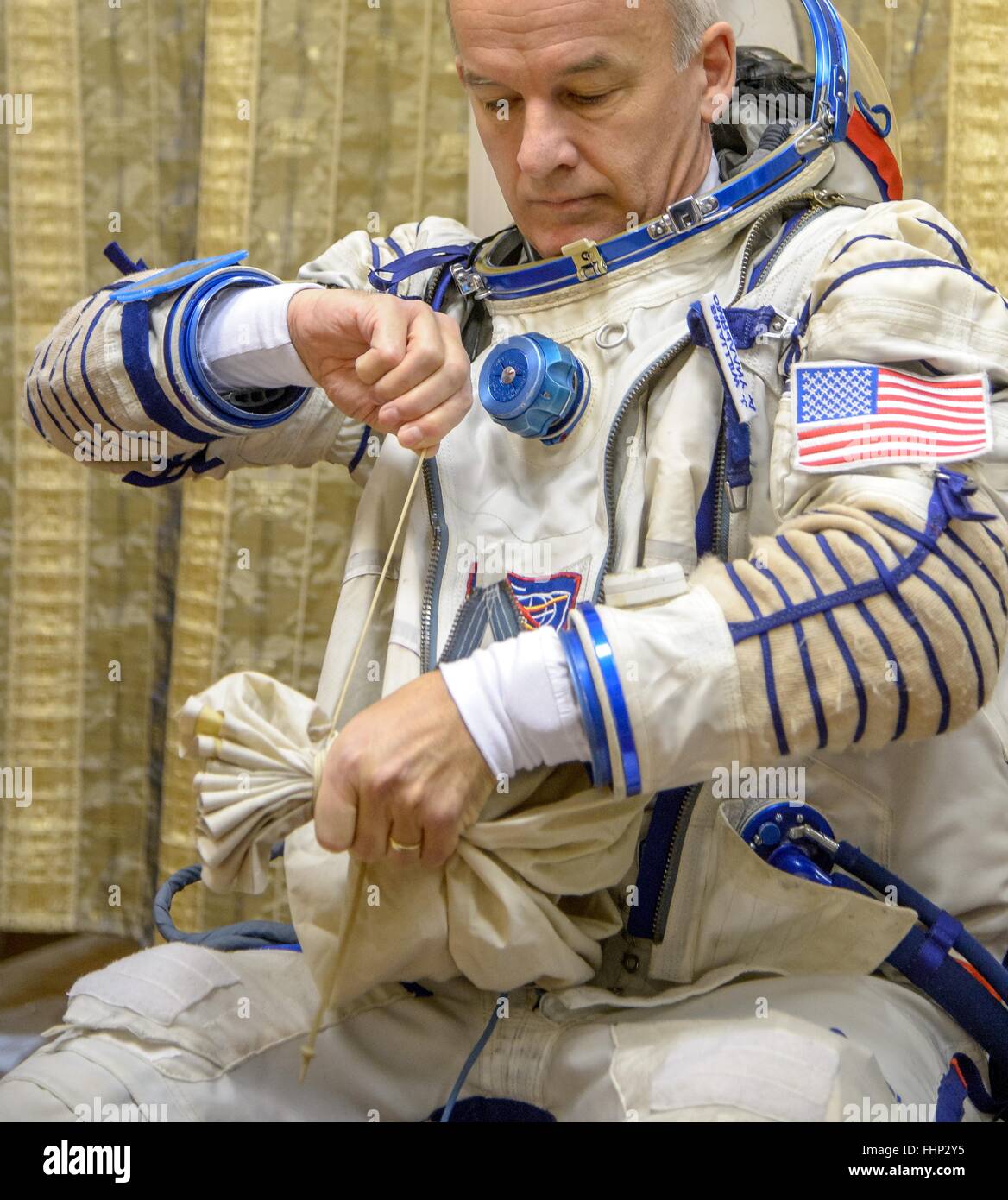 Star City, Russia. Il 25 febbraio 2016. Stazione Spaziale Internazionale Expedition 47 astronauta americano Jeff Williams indossa il suo russo Sokol suit durante la finale degli esami di qualifica al Gagarin Cosmonaut Training Center, 25 febbraio 2016 nella città delle stelle, Russia. Foto Stock