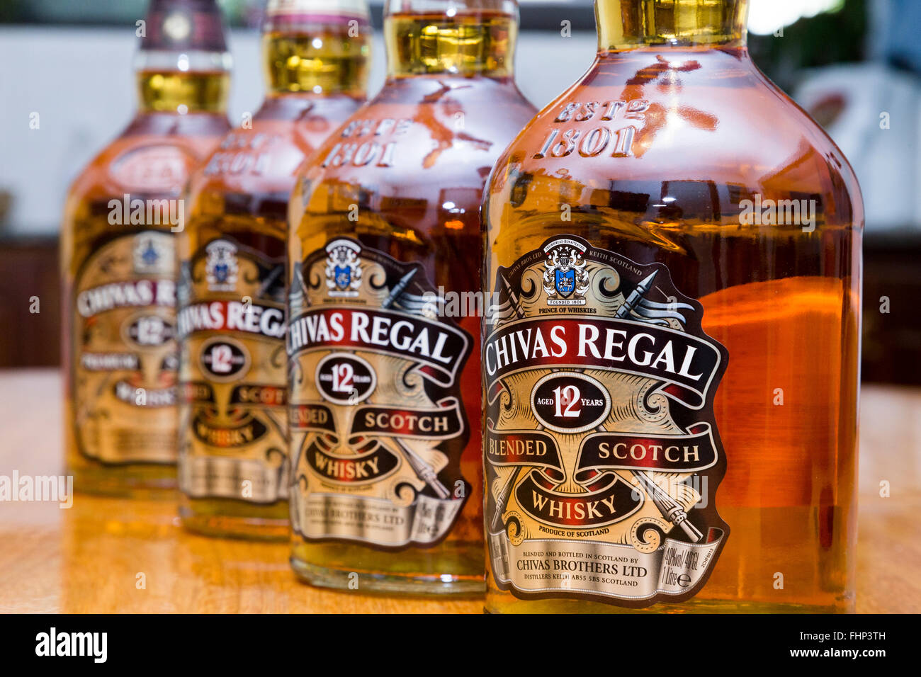 Molte bottiglie di Chivas Regal whisky Foto Stock