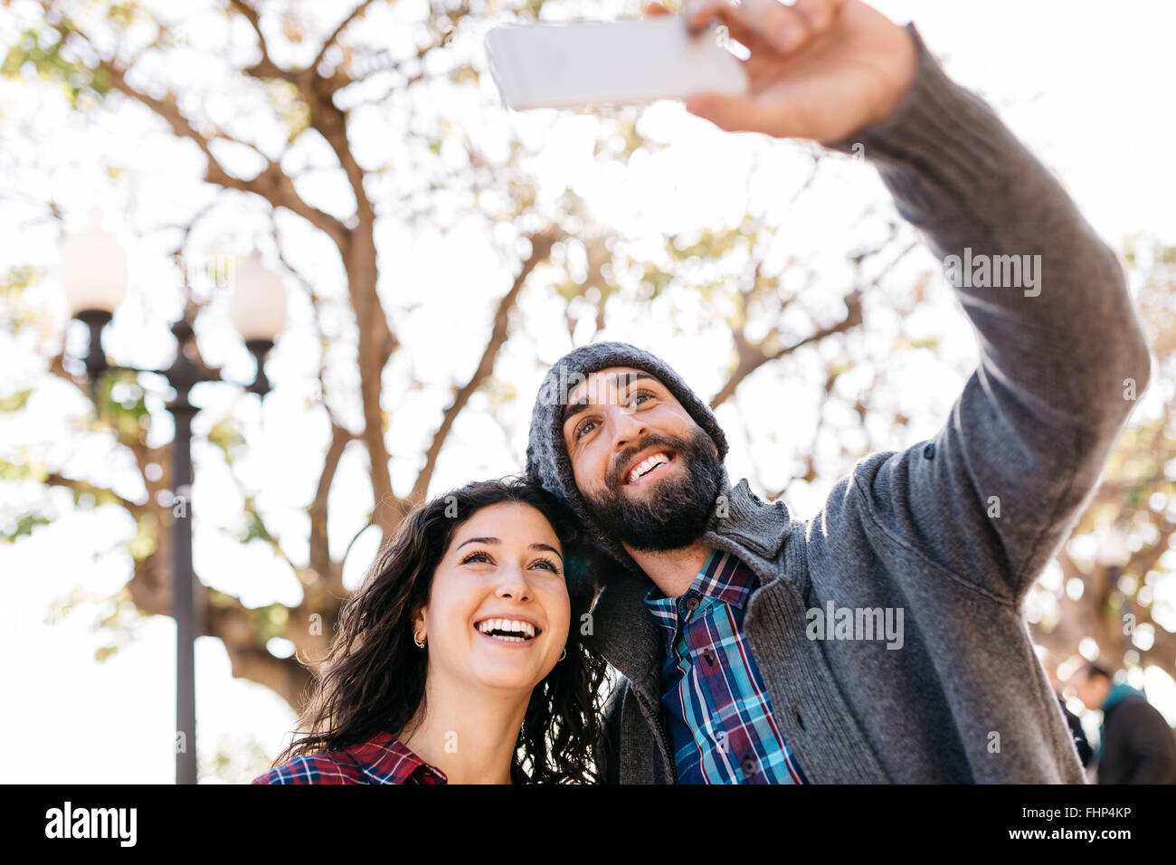 Giovane coppia felice prendendo un selfie all'aperto Foto Stock