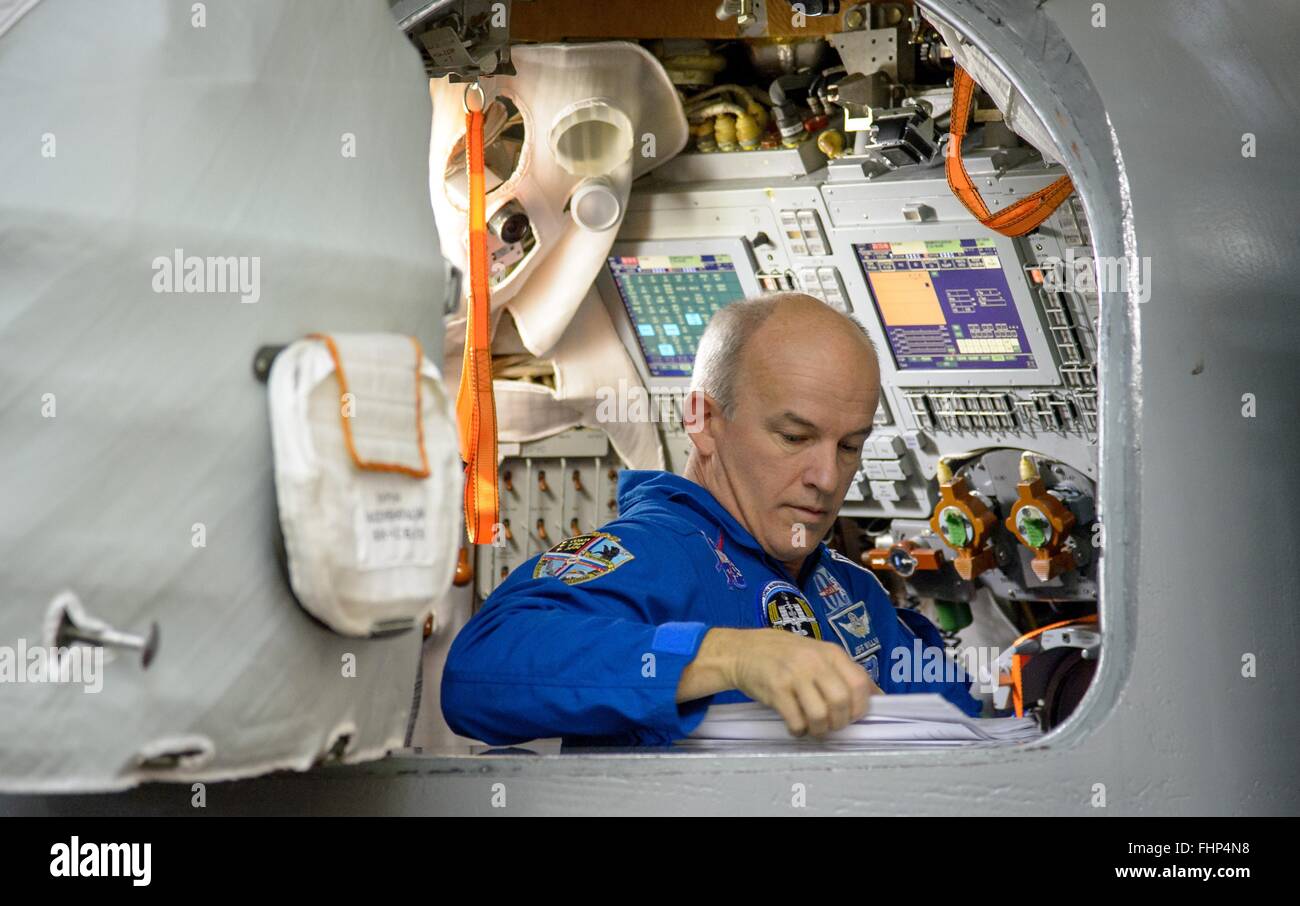 Star City, Russia. Il 25 febbraio 2016. Stazione Spaziale Internazionale Expedition 47 astronauta americano Jeff Williams nel simulatore Soyuz durante la finale degli esami di qualifica al Gagarin Cosmonaut Training Center, 25 febbraio 2016 nella città delle stelle, Russia. Foto Stock